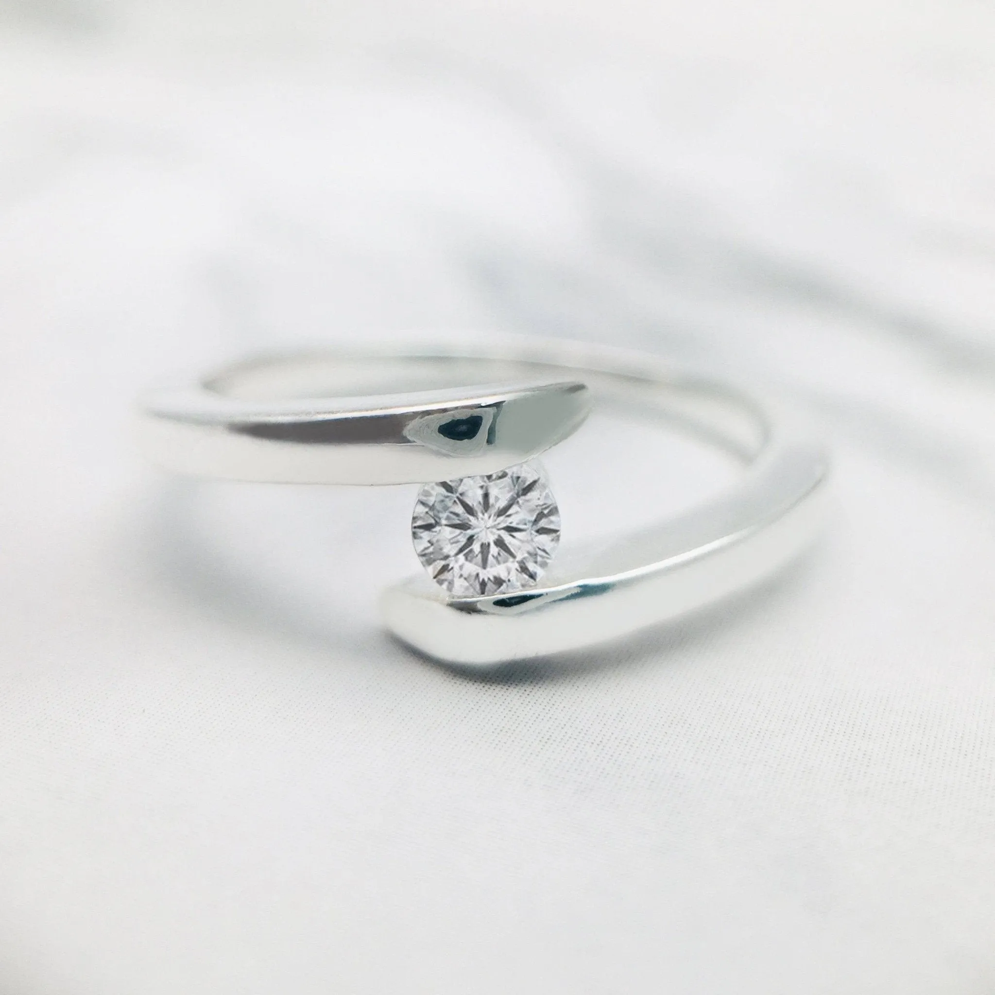 18k Round Cut Diamond Minimalist Design Engagement Ring