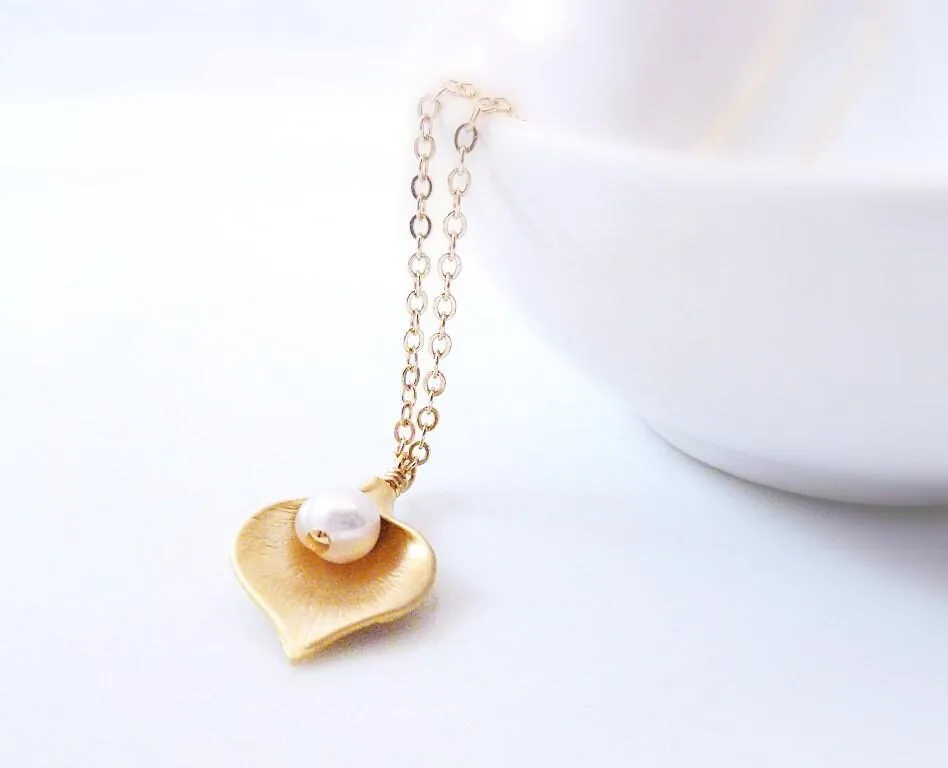 Gold Calla Lily Necklace - small gold lily pendant, creame white freshwater pearl, bridal necklace, bridesmaid jewelry, lily charm, lilly