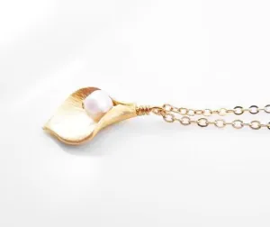 Gold Calla Lily Necklace - small gold lily pendant, creame white freshwater pearl, bridal necklace, bridesmaid jewelry, lily charm, lilly