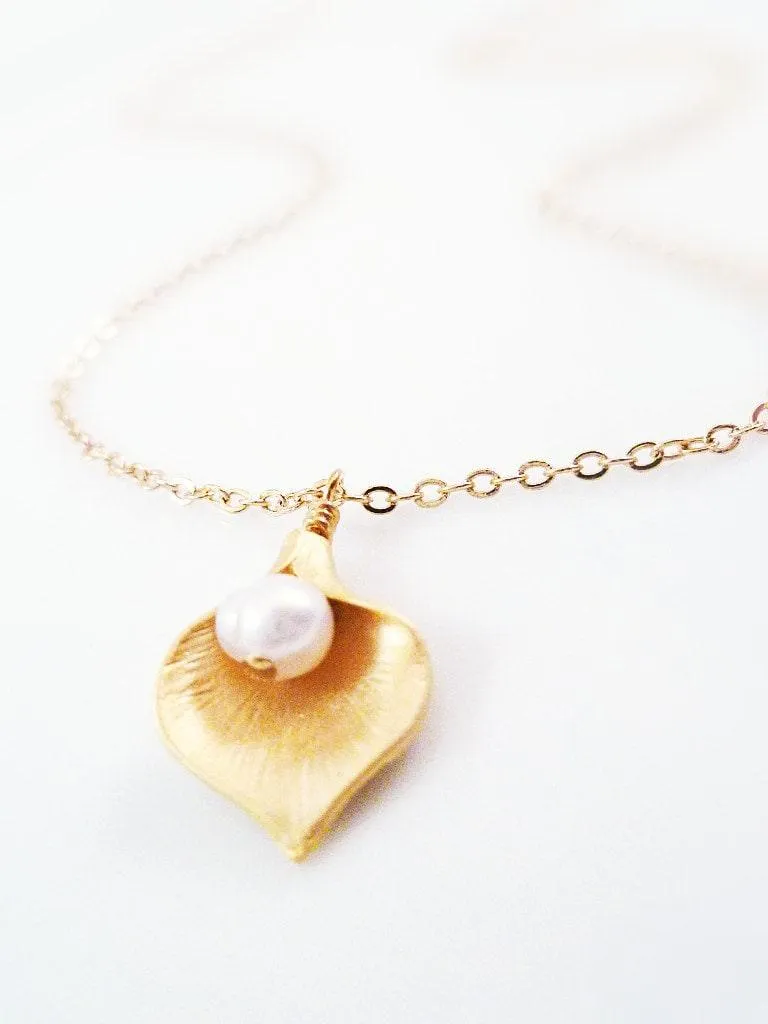 Gold Calla Lily Necklace - small gold lily pendant, creame white freshwater pearl, bridal necklace, bridesmaid jewelry, lily charm, lilly