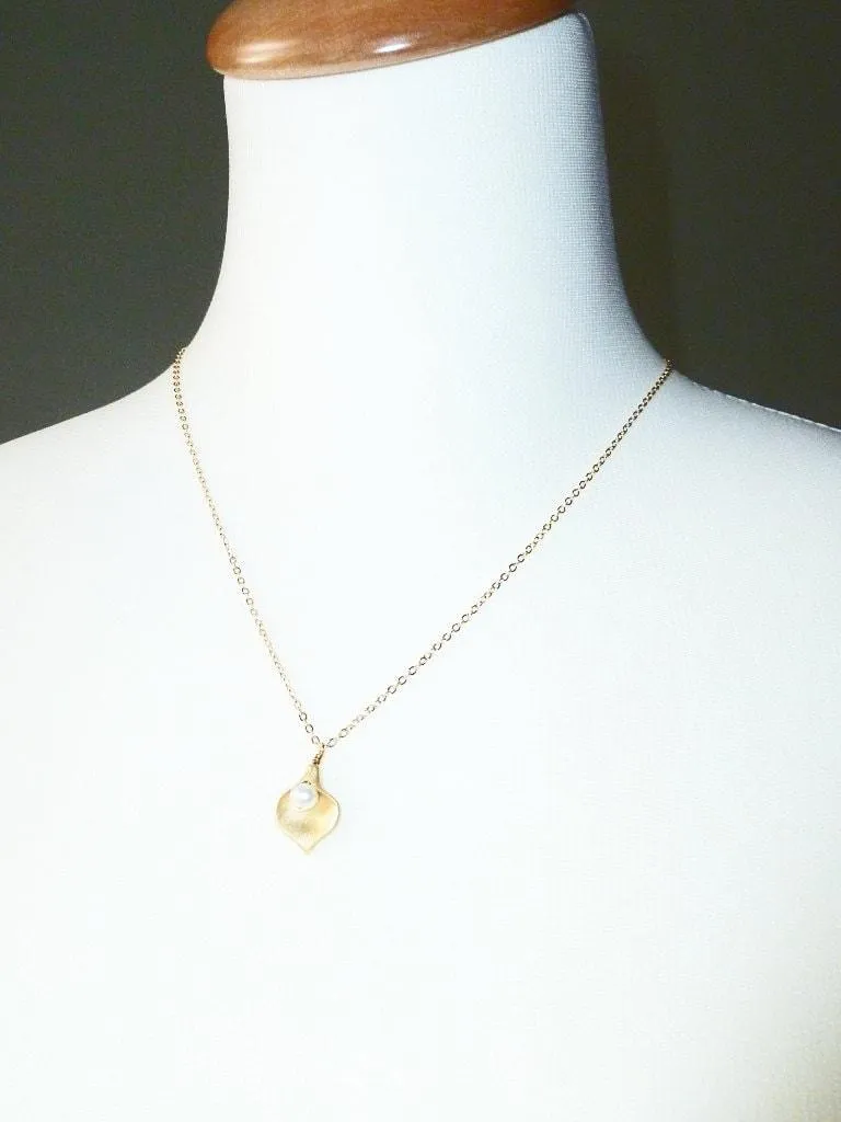 Gold Calla Lily Necklace - small gold lily pendant, creame white freshwater pearl, bridal necklace, bridesmaid jewelry, lily charm, lilly