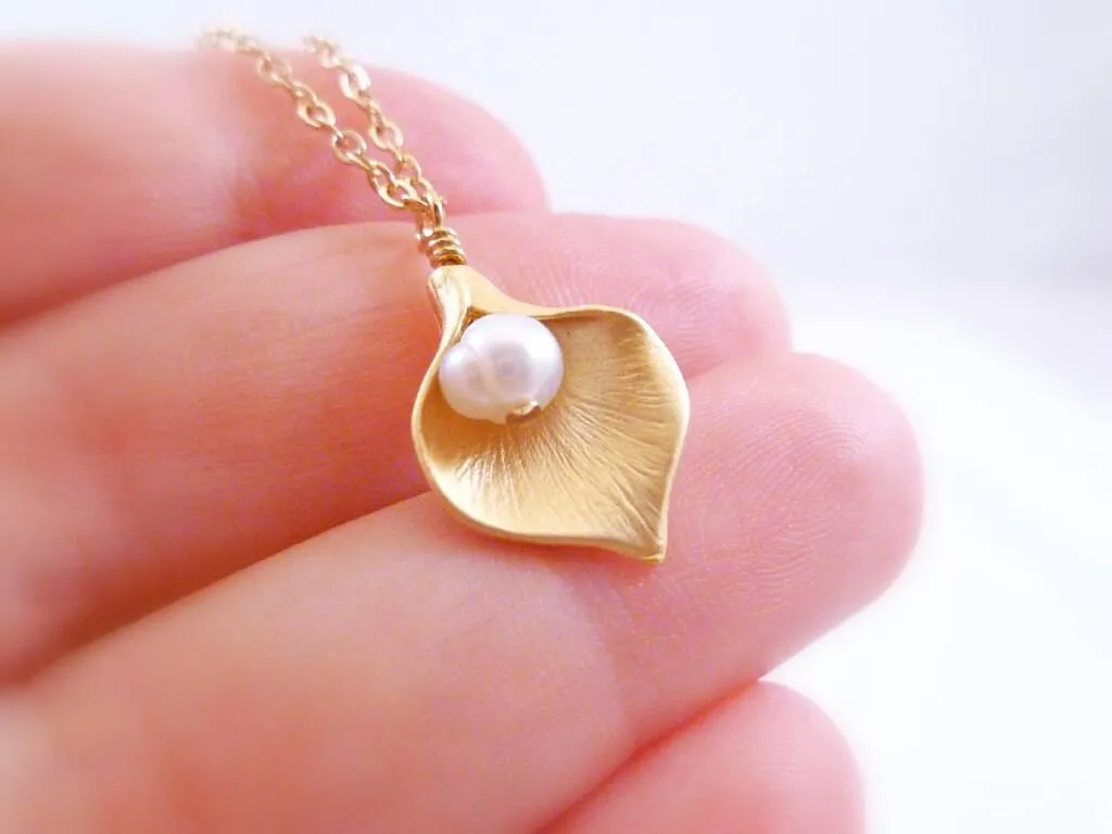 Gold Calla Lily Necklace - small gold lily pendant, creame white freshwater pearl, bridal necklace, bridesmaid jewelry, lily charm, lilly